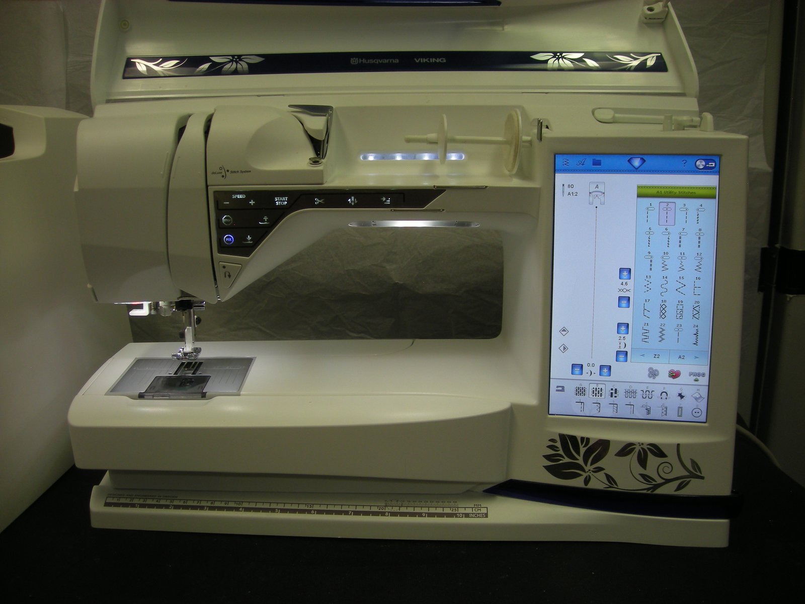 Husqvarna Viking Designer Diamond Deluxe Sewing/Embroidery Machine